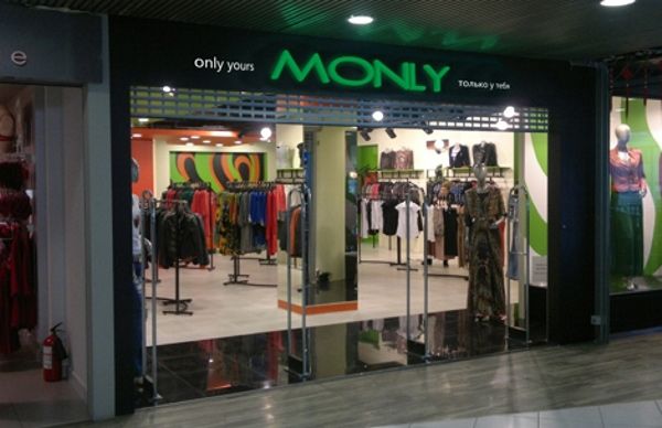 Использование фирменного стиля в оформлении интерьера магазина MONLY, 2014 год.