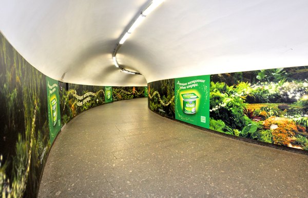 Размещение рекламы «Хорошее настроение идет изнутри» бренда «Активиа» в переходе петербургского метрополитена, 2014 год.
